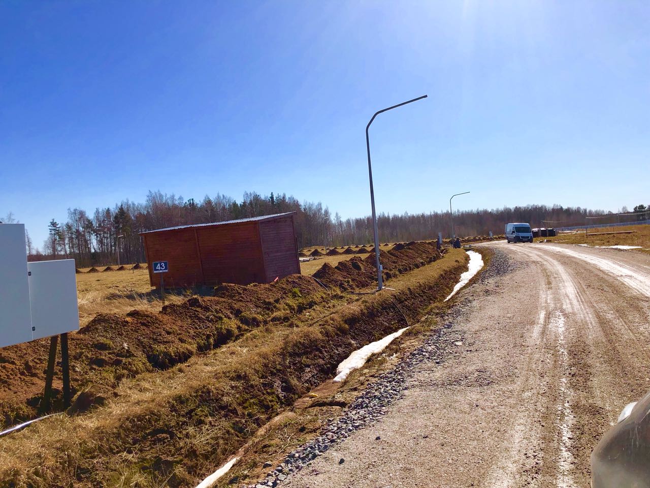 Началась  установка столбов освещения в Премиум зоне. По традиции столбы освещения приехали из  Польши.   На следующей неделе уже ждём поставки труб и начало работ по прокладке трассы водоснабжения ГБР