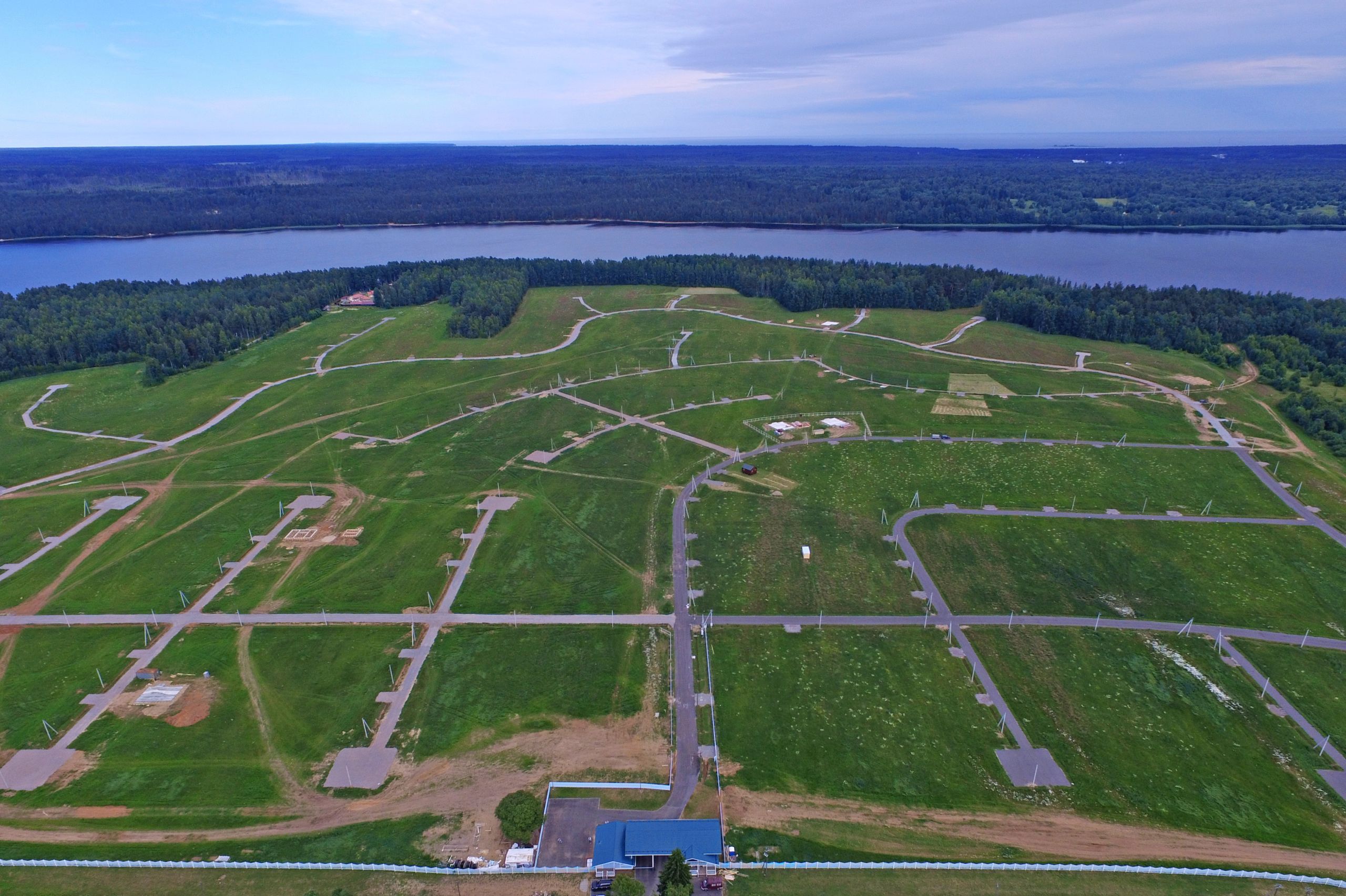 У Вас выходные, а мы продолжаем работать ⚒! Уже сделали предварительную разметку пирса и прокрасили все специальным составом, предотвращающим коррозию✅. Сейчас собираем леса и начинаем забивать свайное поле. А ещё у нас в посёлке, как всегда, прекрасная солнечная погодка, голубое небо и ни капли дождя ☀! Приезжайте наслаждаться отличной погодой, а заодно и присмотреть себе участок! Участков, кстати, остаётся все меньше и меньше!